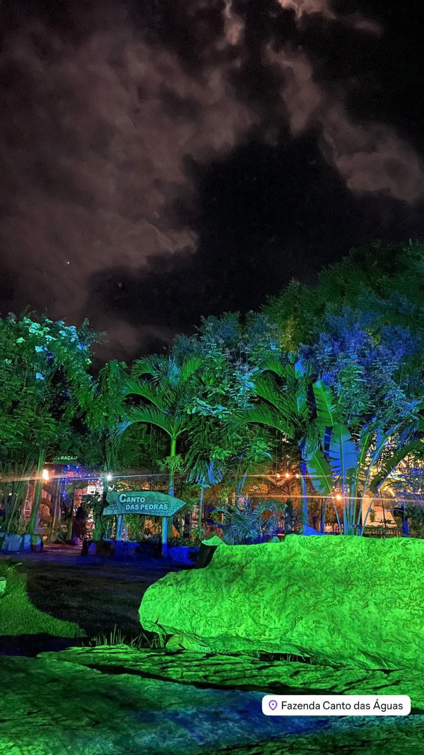 Cenário iluminado durante a noite